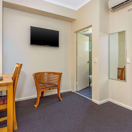 Quality Hotel Darwin Airport Εξωτερικό φωτογραφία A typical studio apartment