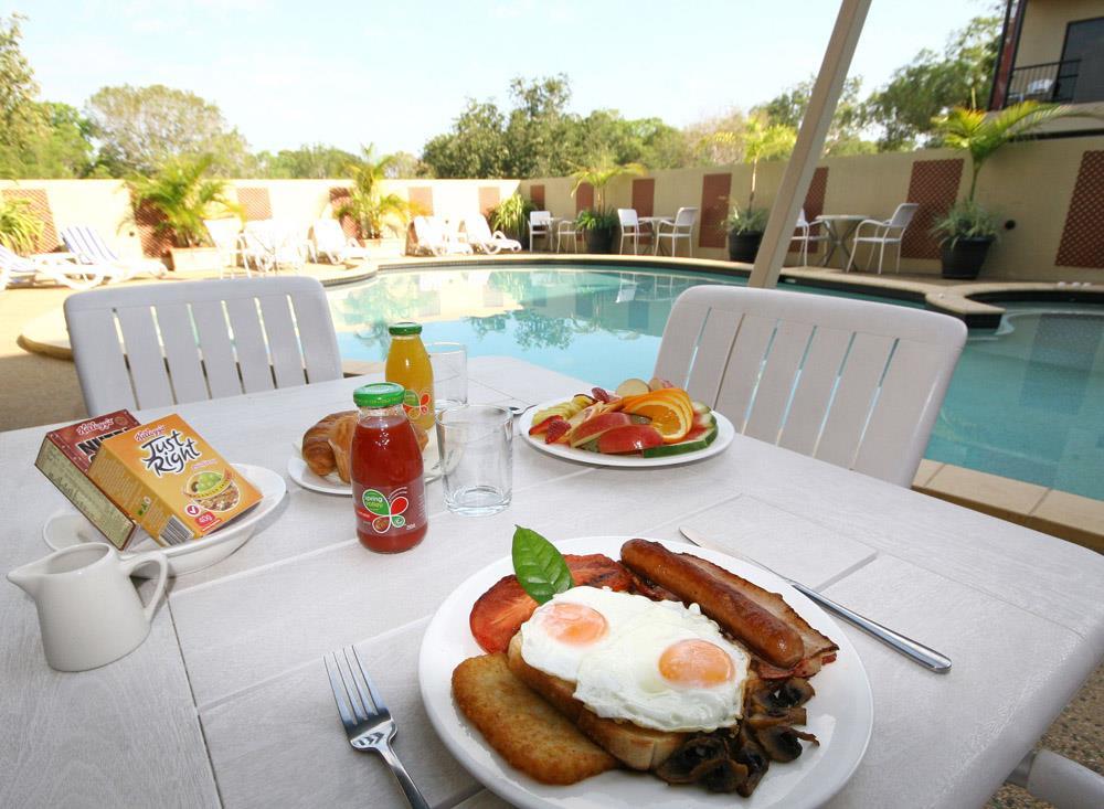 Quality Hotel Darwin Airport Εξωτερικό φωτογραφία Breakfast at a motel