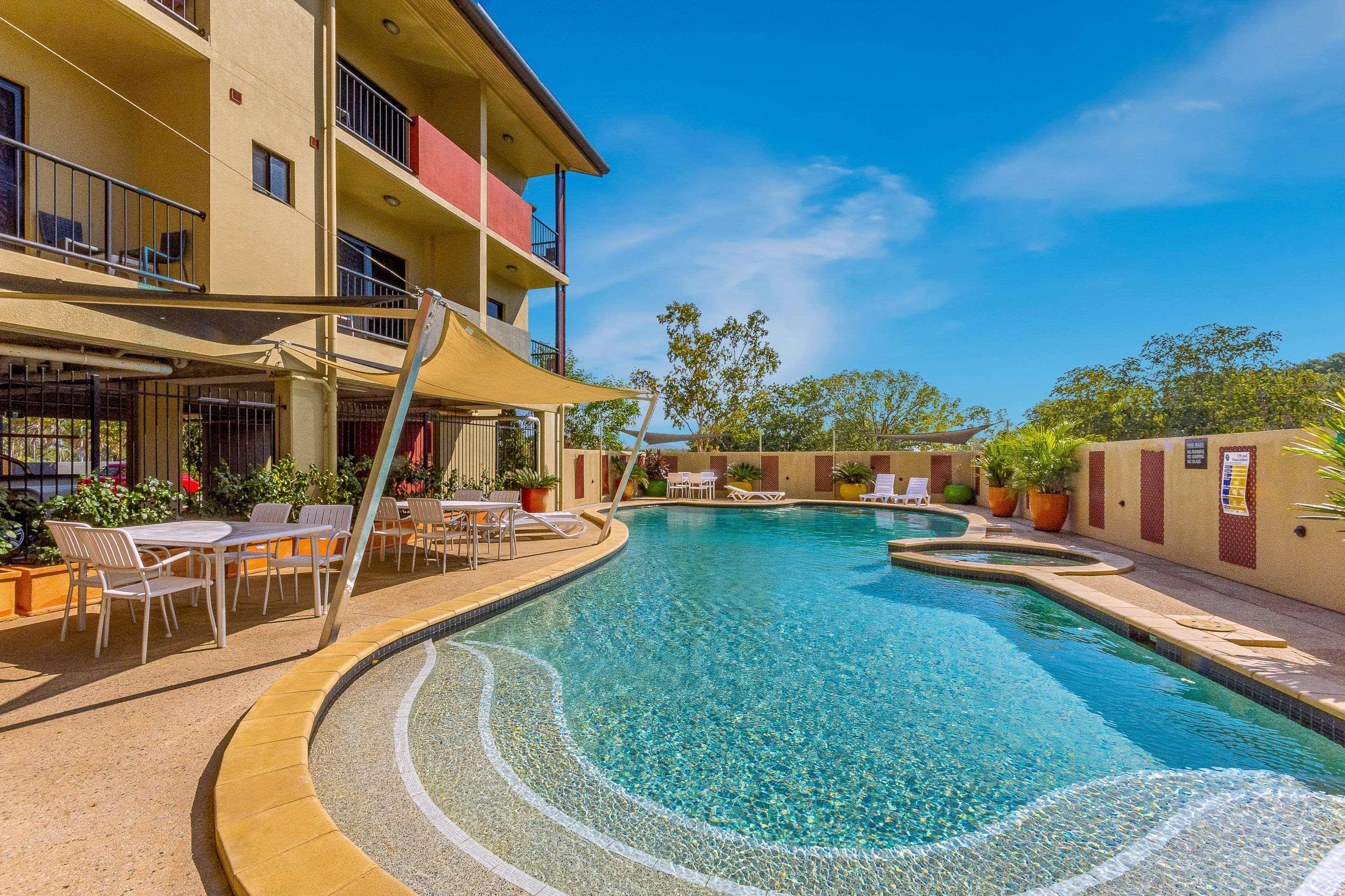 Quality Hotel Darwin Airport Εξωτερικό φωτογραφία The pool at the Mantra on the Lake