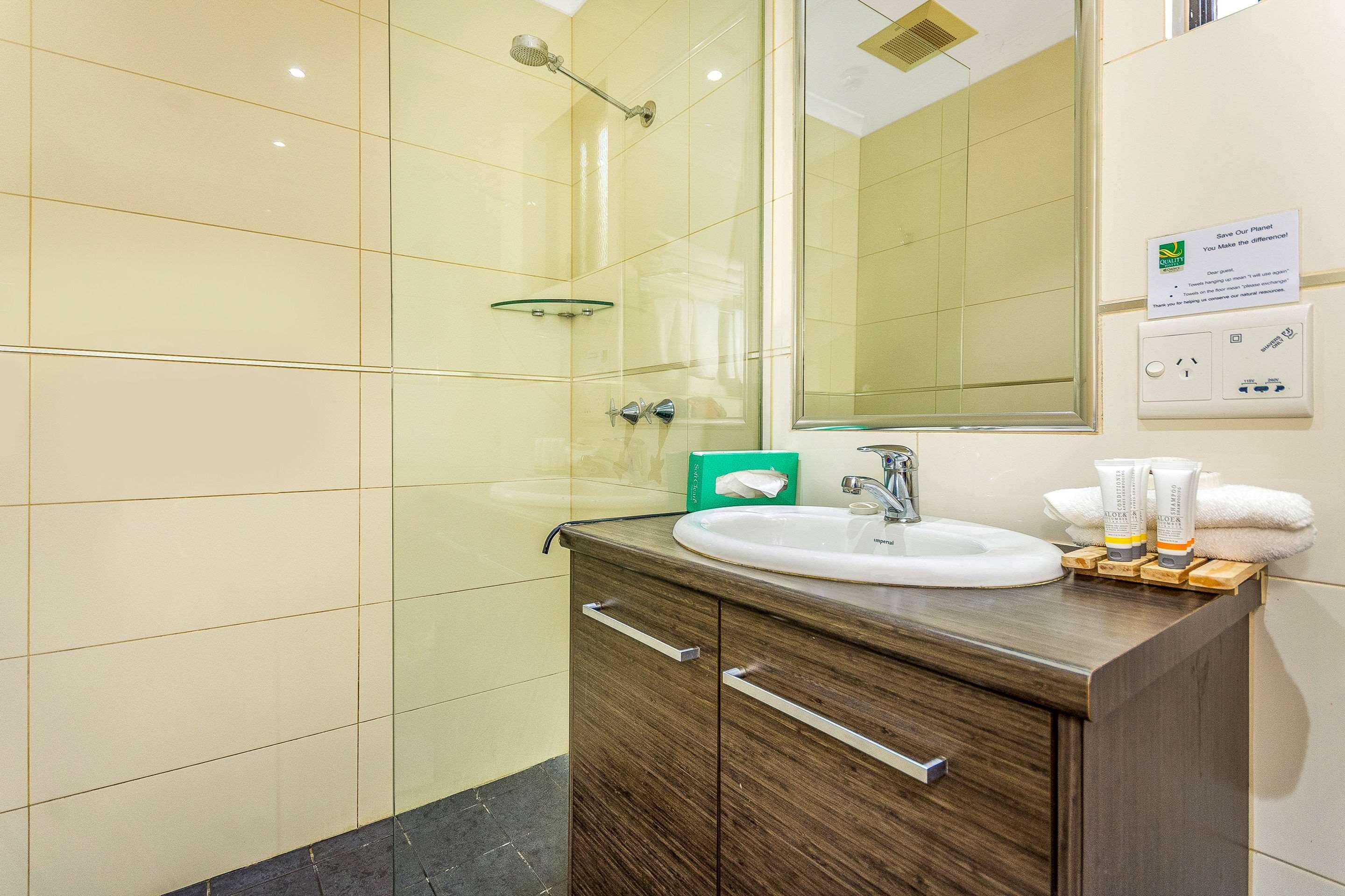 Quality Hotel Darwin Airport Εξωτερικό φωτογραφία A bathroom in a hotel
