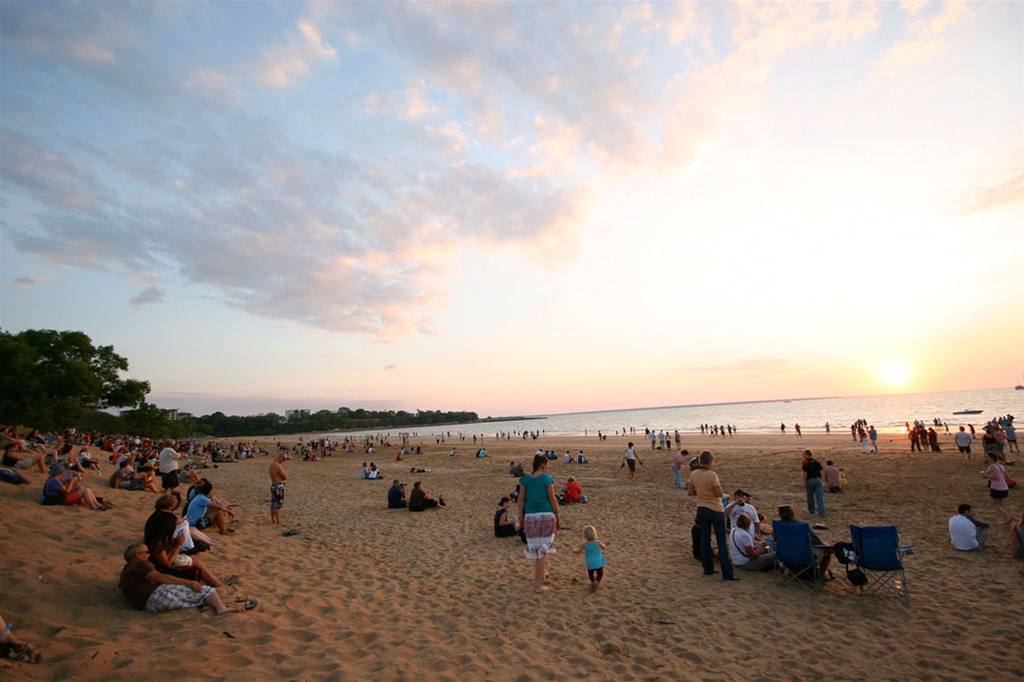 Quality Hotel Darwin Airport Ανέσεις φωτογραφία Sunset at the beach