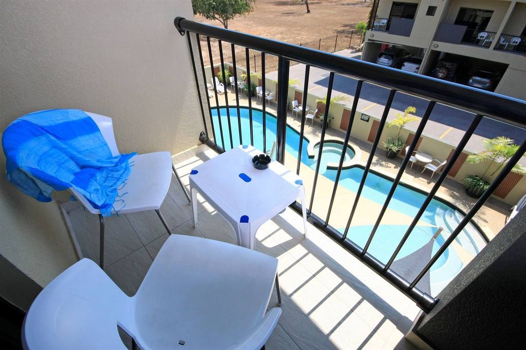 Quality Hotel Darwin Airport Δωμάτιο φωτογραφία Balcony with pool view