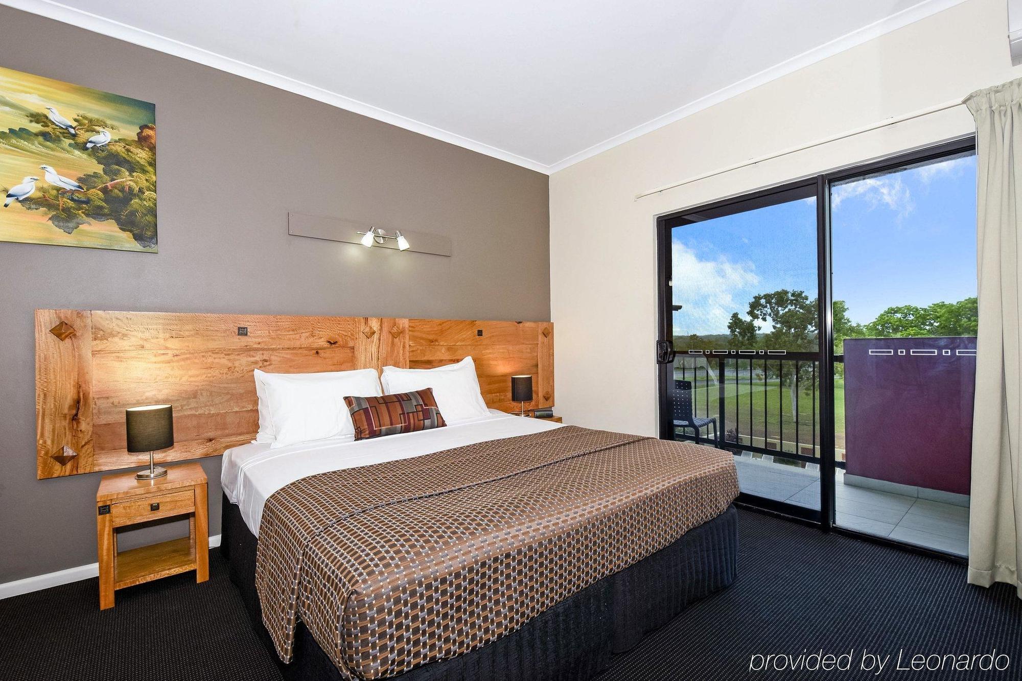 Quality Hotel Darwin Airport Εξωτερικό φωτογραφία A bedroom at the hotel