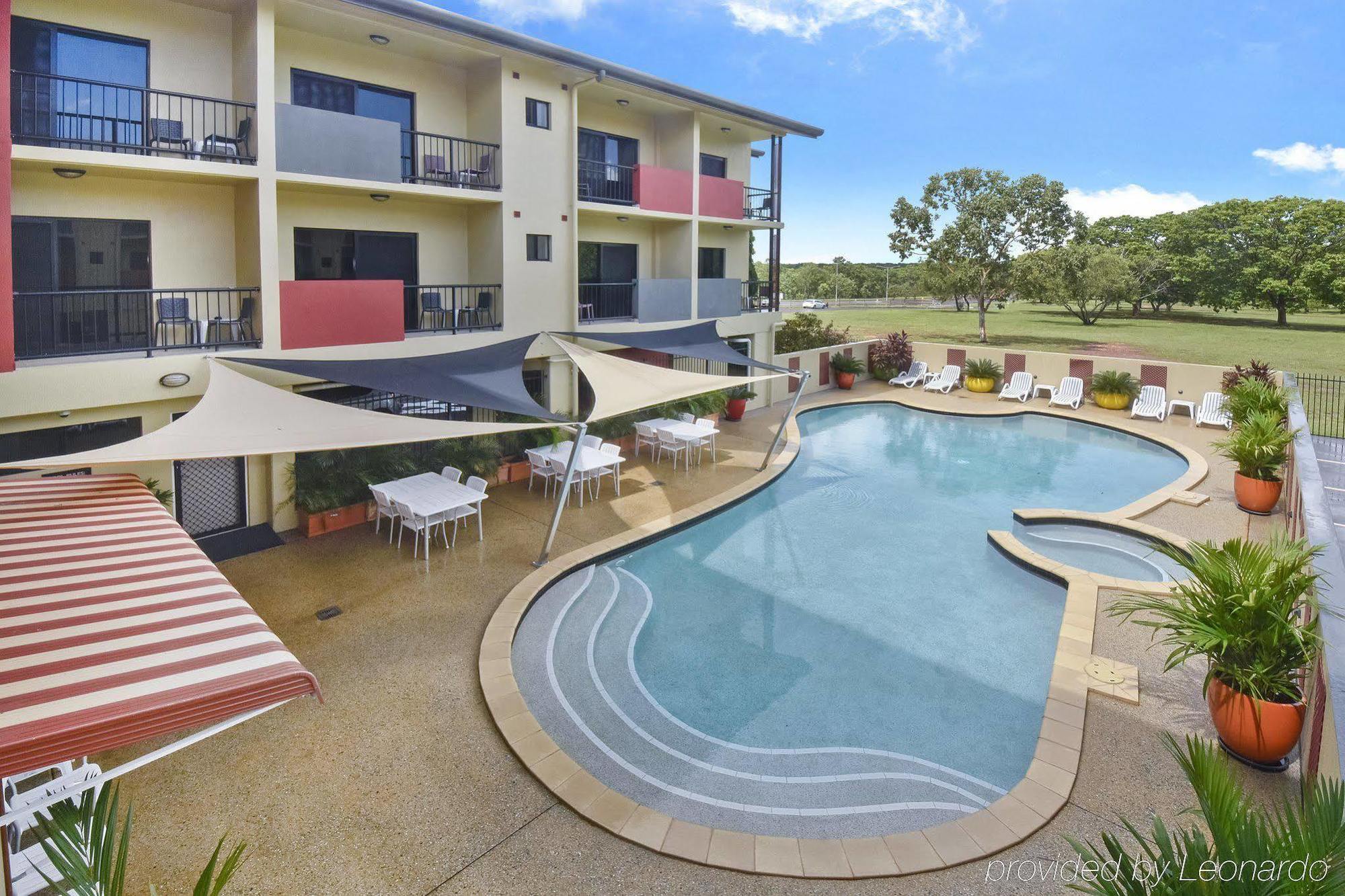 Quality Hotel Darwin Airport Εξωτερικό φωτογραφία The pool at the hotel
