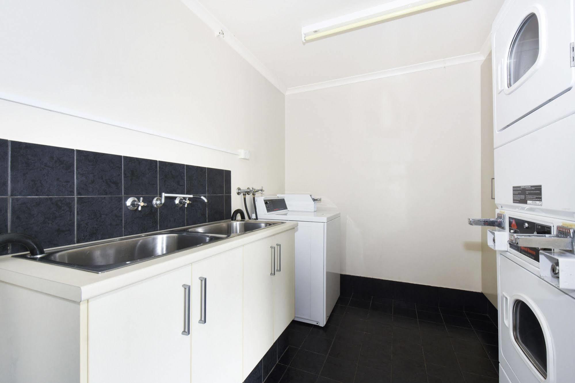 Quality Hotel Darwin Airport Εξωτερικό φωτογραφία A laundry room